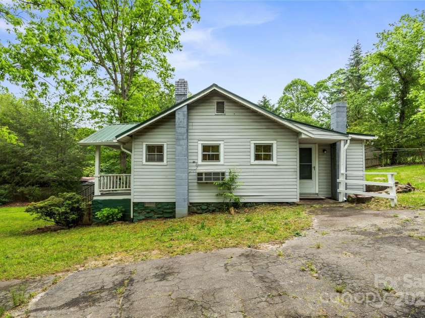 220 College Street, Black Mountain, NC 28711.  MLS# CAR4266840, YatesRealty ID 24041. 