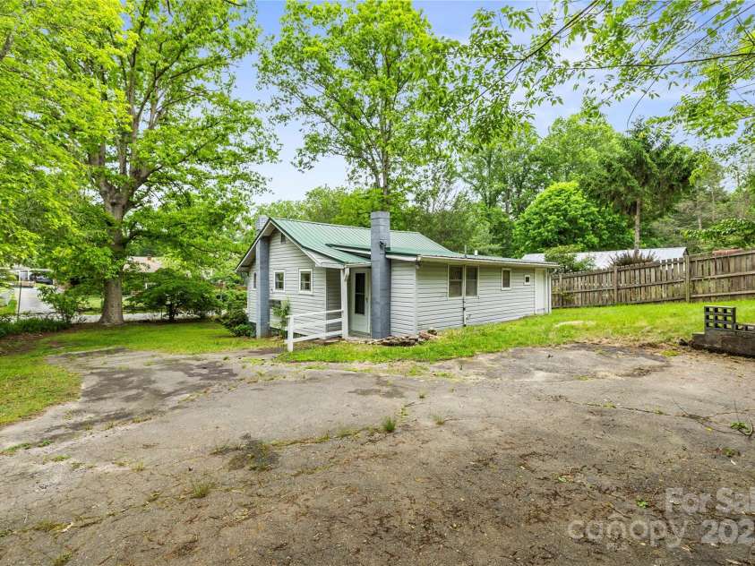 220 College Street, Black Mountain, NC 28711.  MLS# CAR4266840, YatesRealty ID 24041. 