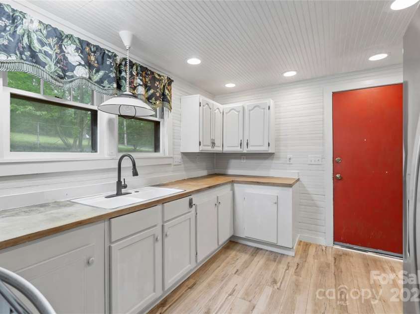 220 College Street, Black Mountain, NC 28711.  MLS# CAR4266840, YatesRealty ID 24041. 