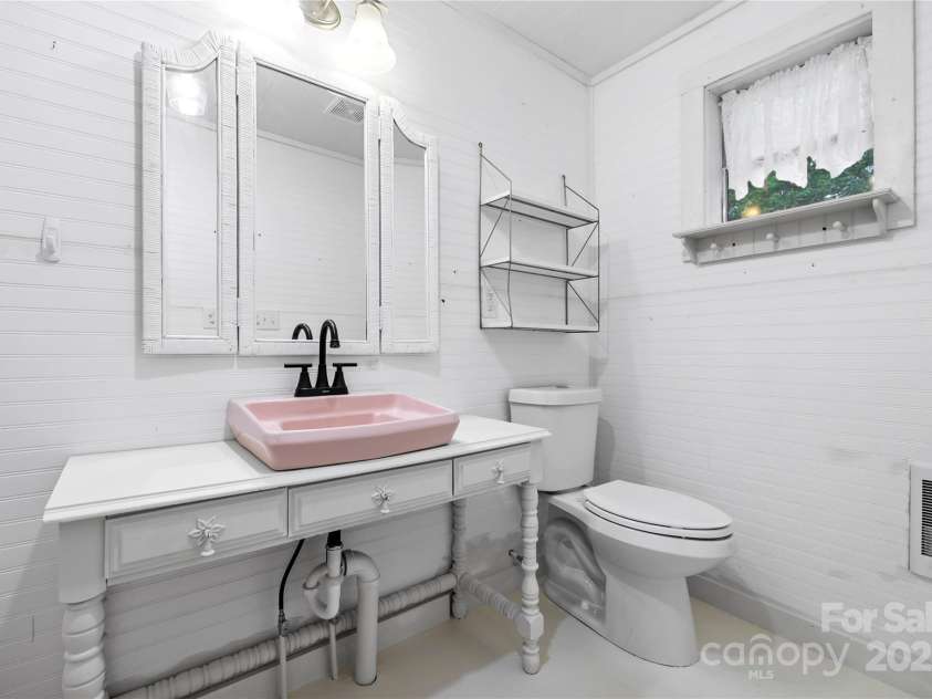 220 College Street, Black Mountain, NC 28711.  MLS# CAR4266840, YatesRealty ID 24041. 