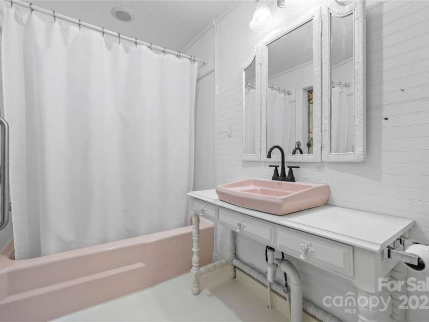 220 College Street, Black Mountain, NC 28711.  MLS# CAR4266840, YatesRealty ID 24041. 