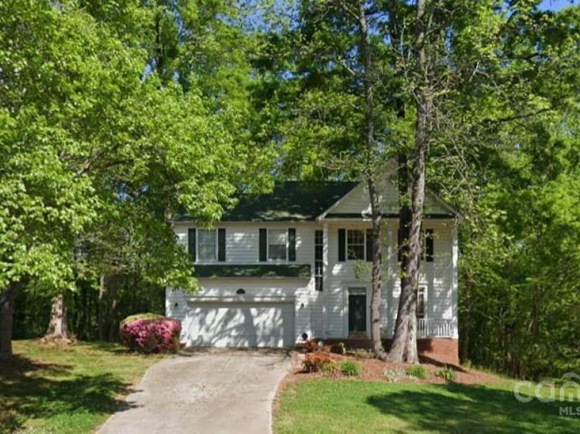 8731 Woodhill Manor Court, Charlotte, NC 28215.  MLS# CAR4265967, YatesRealty ID 24042. 