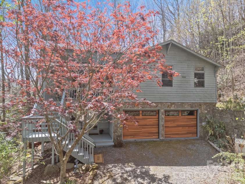 63 Chestnut Forest Road, Fairview, NC 28730.  MLS# CAR4379100, YatesRealty ID 24043. 