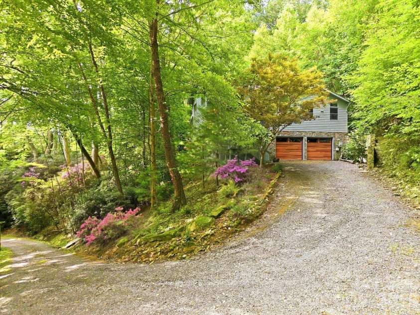 63 Chestnut Forest Road, Fairview, NC 28730.  MLS# CAR4379100, YatesRealty ID 24043. 