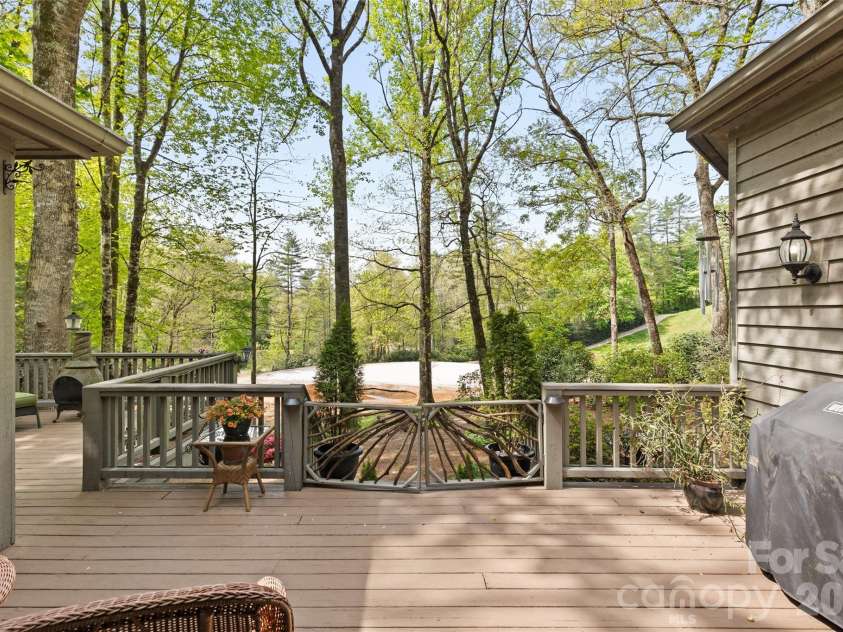 21 Laurel Wood Court, Sapphire, NC 28774.  MLS# CAR4382297, YatesRealty ID 24049. 