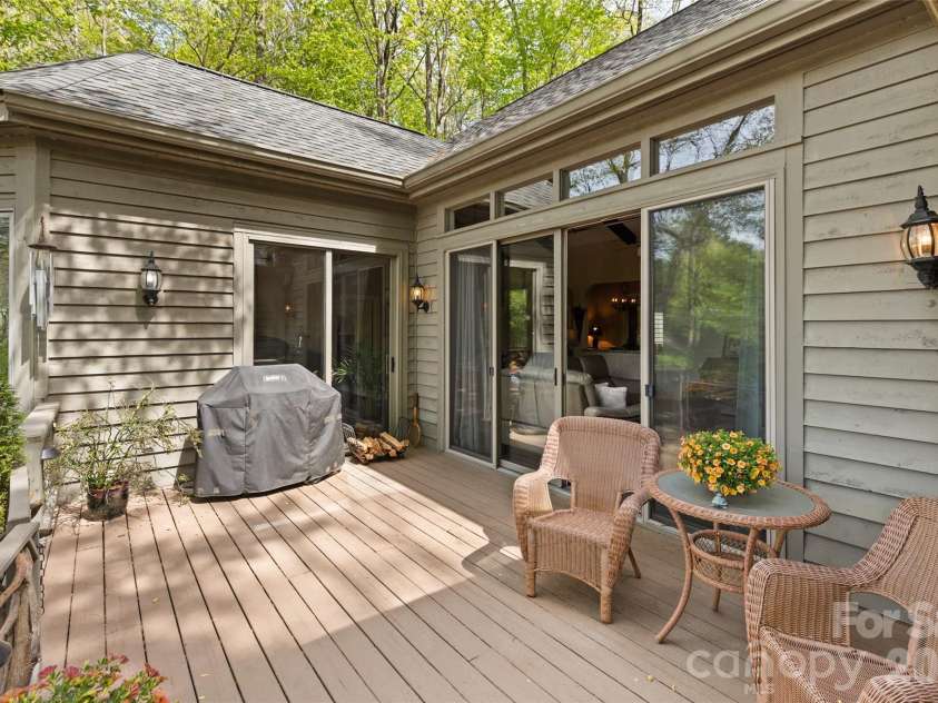 21 Laurel Wood Court, Sapphire, NC 28774.  MLS# CAR4382297, YatesRealty ID 24049. 