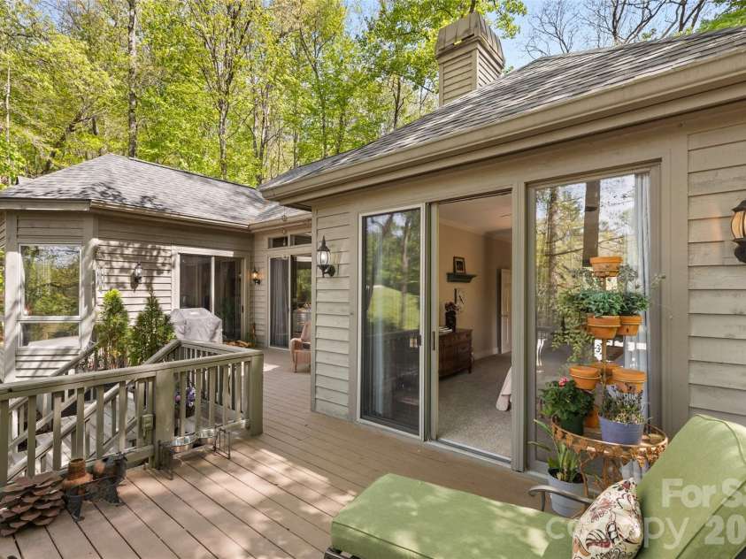 21 Laurel Wood Court, Sapphire, NC 28774.  MLS# CAR4382297, YatesRealty ID 24049. 