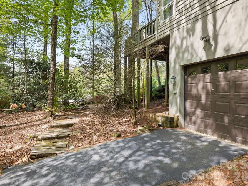 21 Laurel Wood Court, Sapphire, NC 28774.  MLS# CAR4382297, YatesRealty ID 24049. 