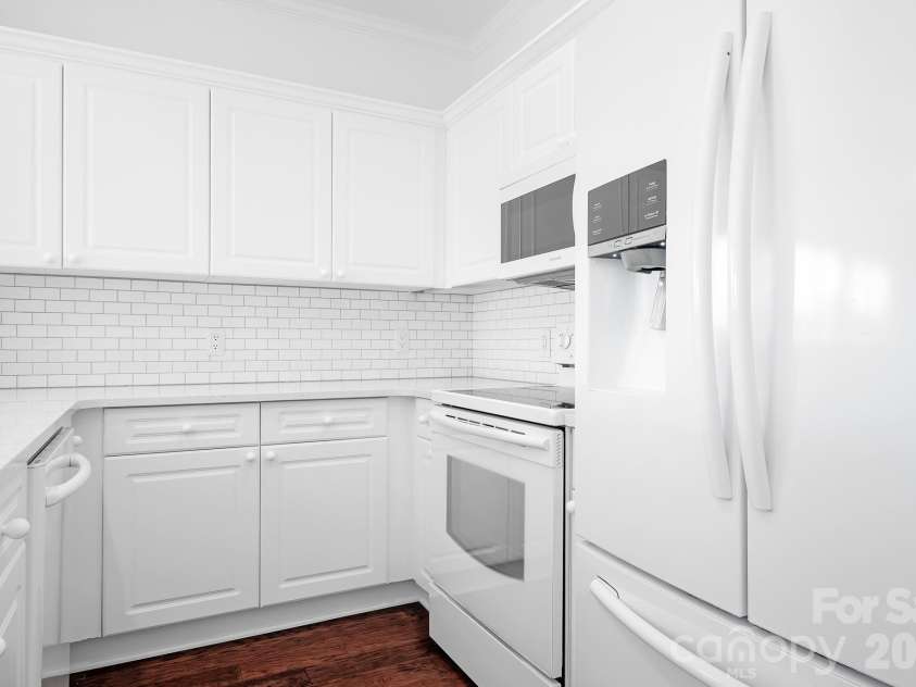 18816 Nautical Drive, Cornelius, NC 28031.  MLS# CAR4321844, YatesRealty ID 2405. Updated Kitchen - New Refrigerator