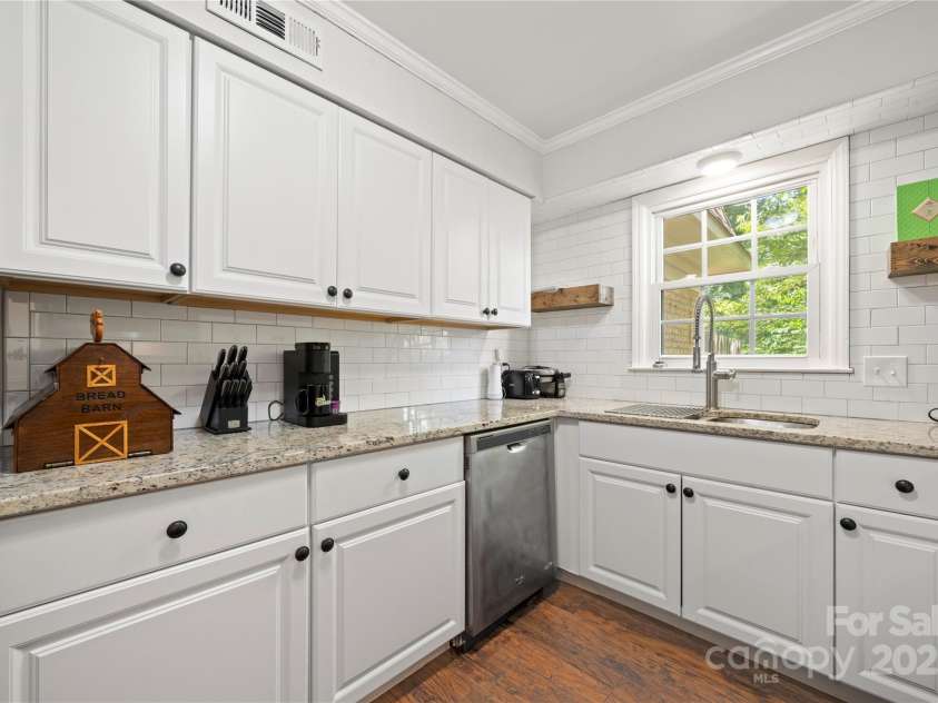 3500 Colony Road, Charlotte, NC 28211.  MLS# CAR4270973, YatesRealty ID 24051. 