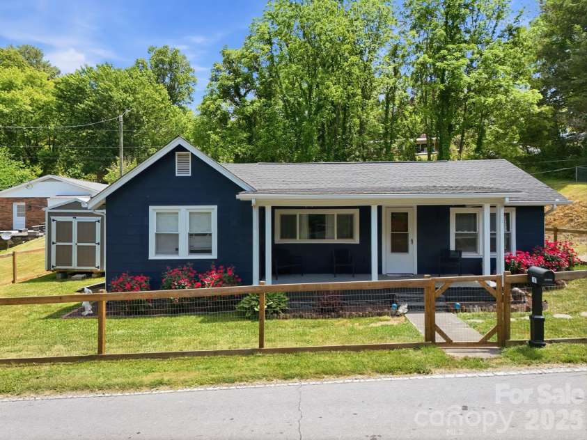 197 Mulberry Street, Clyde, NC 28721.  MLS# CAR4382455, YatesRealty ID 24054. 