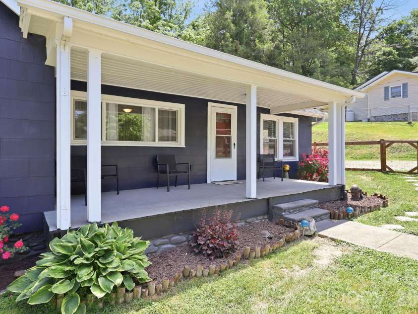 197 Mulberry Street, Clyde, NC 28721.  MLS# CAR4382455, YatesRealty ID 24054. 