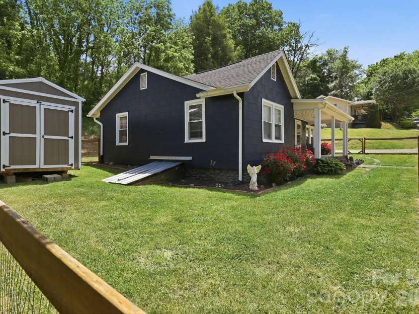 197 Mulberry Street, Clyde, NC 28721.  MLS# CAR4382455, YatesRealty ID 24054. 