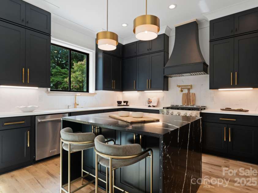 721 Hillside Avenue, Charlotte, NC 28209.  MLS# CAR4265538, YatesRealty ID 24056. 