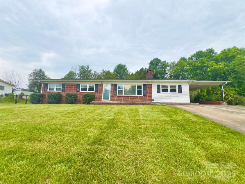 108 Meadowview Place, Lenoir, NC 28645.  MLS# CAR4222550, YatesRealty ID 24057. 