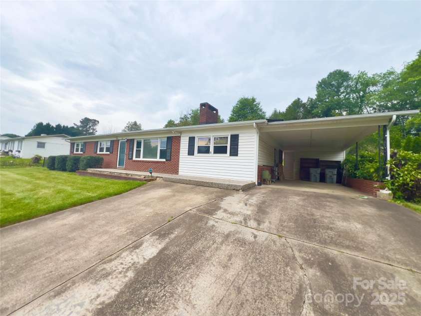 108 Meadowview Place, Lenoir, NC 28645.  MLS# CAR4222550, YatesRealty ID 24057. 