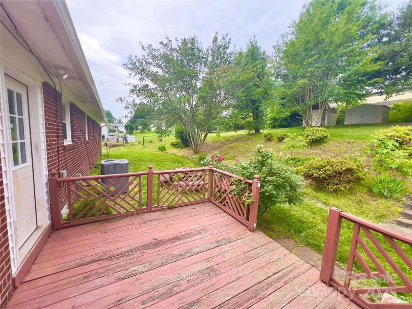 108 Meadowview Place, Lenoir, NC 28645.  MLS# CAR4222550, YatesRealty ID 24057. 