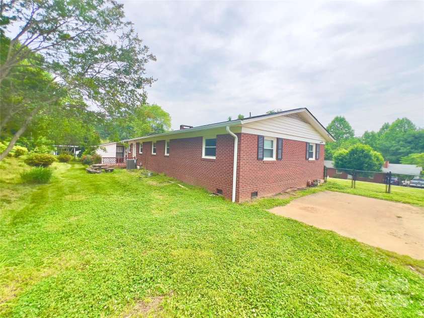 108 Meadowview Place, Lenoir, NC 28645.  MLS# CAR4222550, YatesRealty ID 24057. 