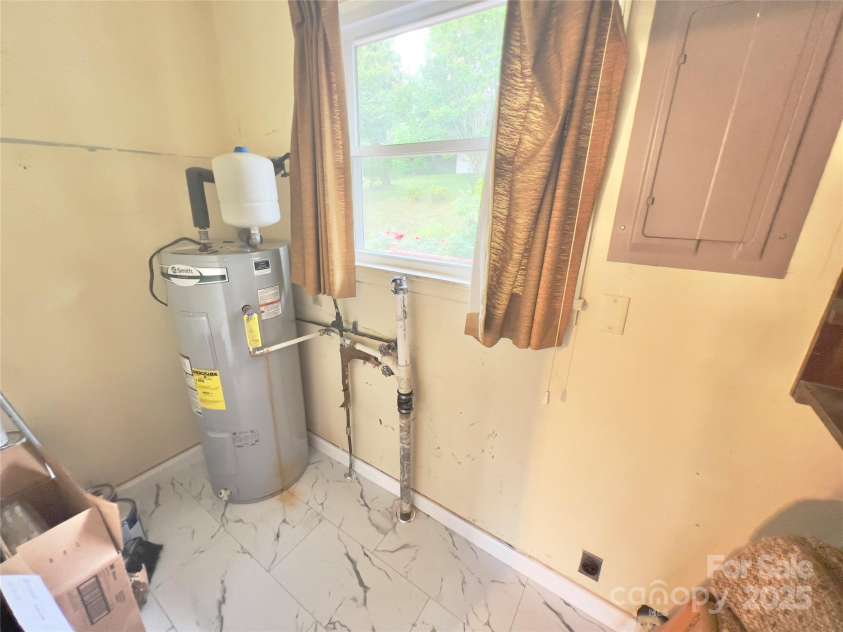 108 Meadowview Place, Lenoir, NC 28645.  MLS# CAR4222550, YatesRealty ID 24057. 