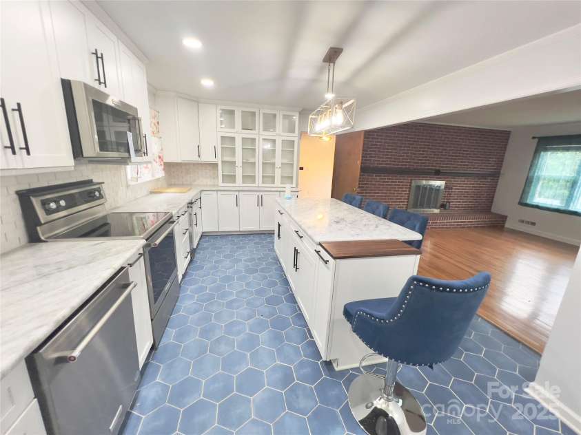 108 Meadowview Place, Lenoir, NC 28645.  MLS# CAR4222550, YatesRealty ID 24057. 