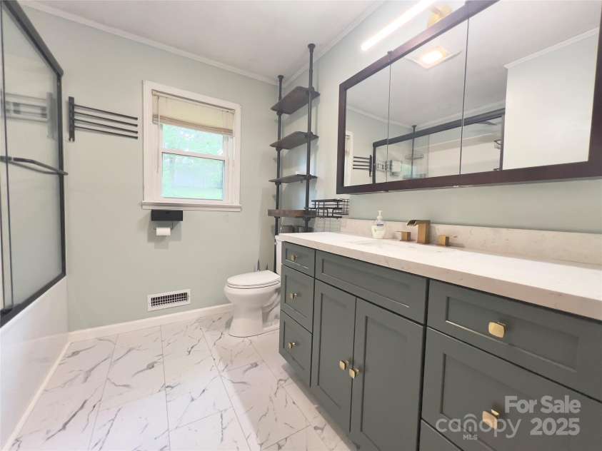 108 Meadowview Place, Lenoir, NC 28645.  MLS# CAR4222550, YatesRealty ID 24057. 