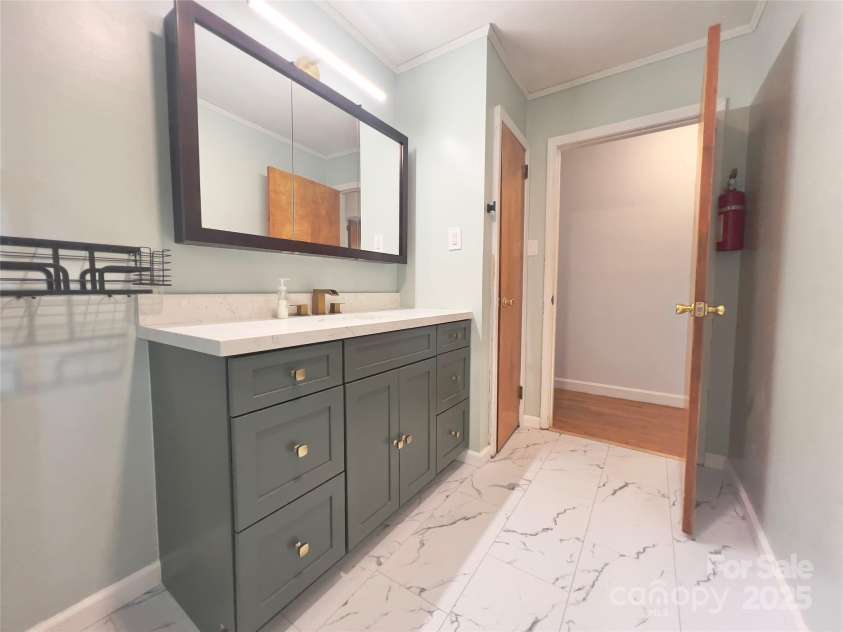 108 Meadowview Place, Lenoir, NC 28645.  MLS# CAR4222550, YatesRealty ID 24057. 