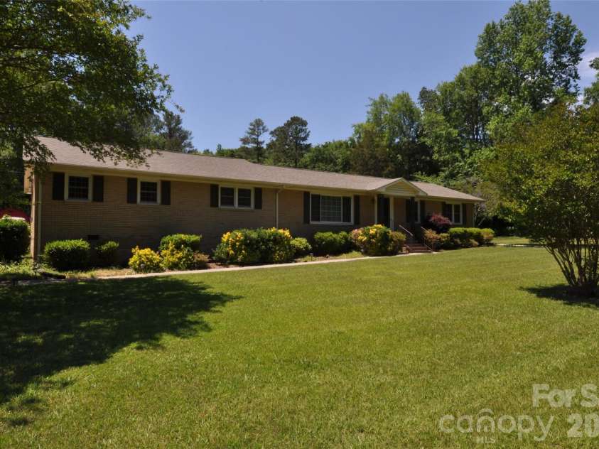 808 Briarcliff Circle, Chester, SC 29706.  MLS# CAR4384514, YatesRealty ID 24057. 