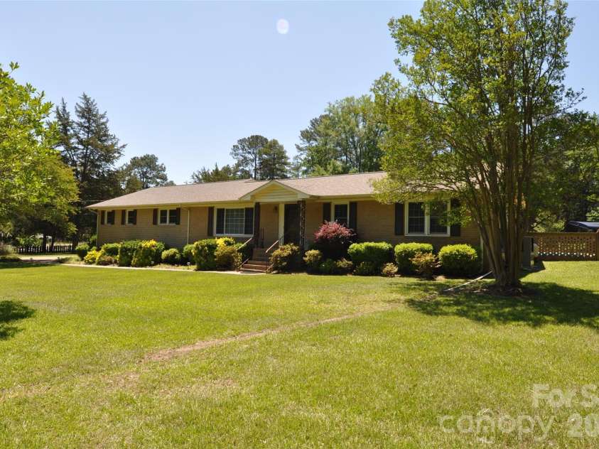 808 Briarcliff Circle, Chester, SC 29706.  MLS# CAR4384514, YatesRealty ID 24057. 