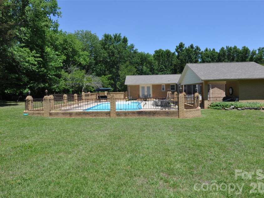 808 Briarcliff Circle, Chester, SC 29706.  MLS# CAR4384514, YatesRealty ID 24057. 