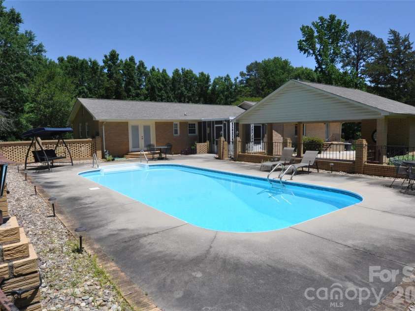 808 Briarcliff Circle, Chester, SC 29706.  MLS# CAR4384514, YatesRealty ID 24057. 