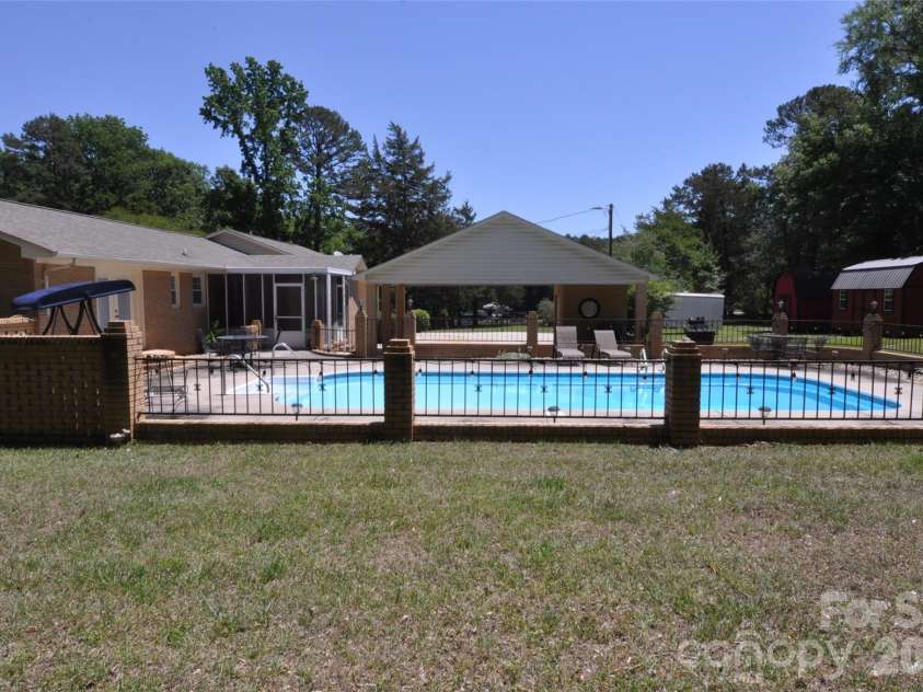 808 Briarcliff Circle, Chester, SC 29706.  MLS# CAR4384514, YatesRealty ID 24057. 