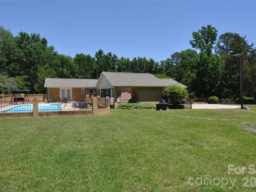 808 Briarcliff Circle, Chester, SC 29706.  MLS# CAR4384514, YatesRealty ID 24057. 