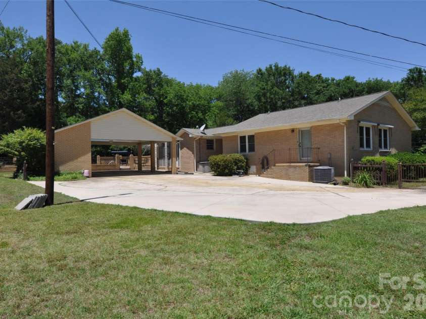 808 Briarcliff Circle, Chester, SC 29706.  MLS# CAR4384514, YatesRealty ID 24057. 