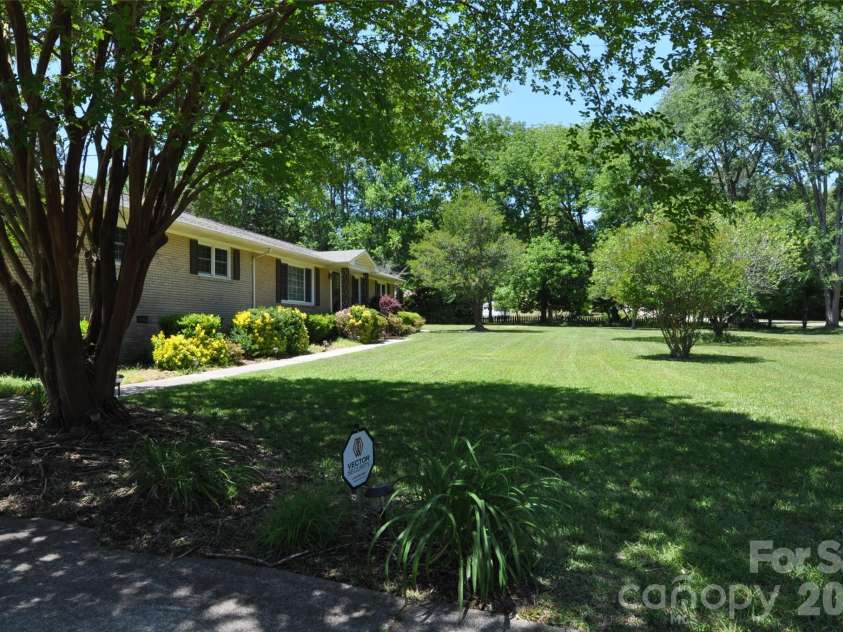 808 Briarcliff Circle, Chester, SC 29706.  MLS# CAR4384514, YatesRealty ID 24057. 