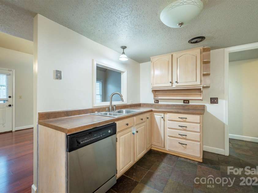 30 Sleepy Hollow Lane, Swannanoa, NC 28778.  MLS# CAR4239666, YatesRealty ID 24058. 