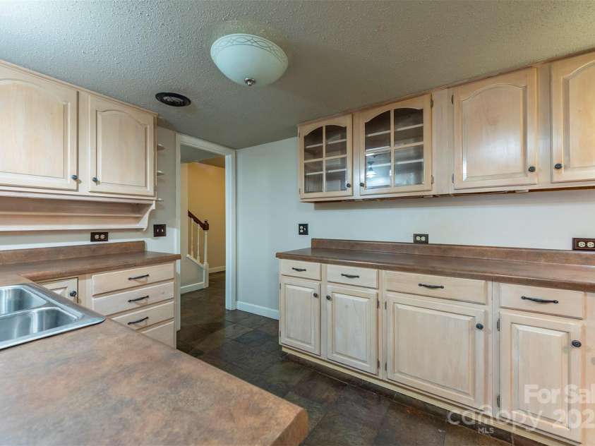 30 Sleepy Hollow Lane, Swannanoa, NC 28778.  MLS# CAR4239666, YatesRealty ID 24058. 