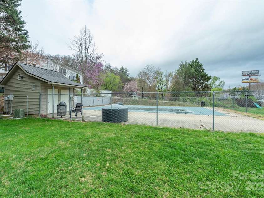 30 Sleepy Hollow Lane, Swannanoa, NC 28778.  MLS# CAR4239666, YatesRealty ID 24058. 