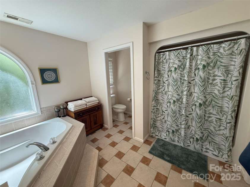 357 Lentz Landing Lane, Nebo, NC 28761.  MLS# CAR4256911, YatesRealty ID 24063. Primary Bath