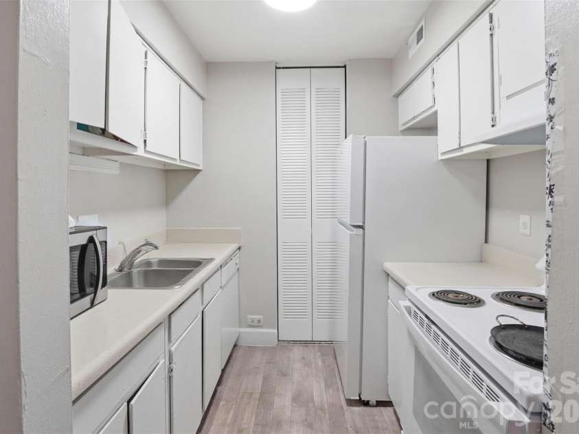 330 Orchard Trace Lane, Charlotte, NC 28213.  MLS# CAR4384615, YatesRealty ID 24064. 