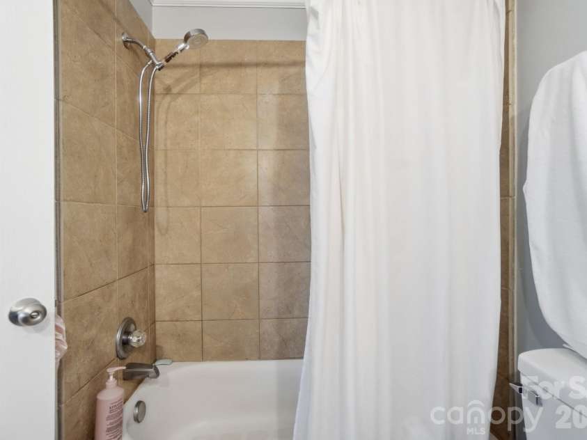 8529 Castle Pine Court, Charlotte, NC 28226.  MLS# CAR4381741, YatesRealty ID 24066. 
