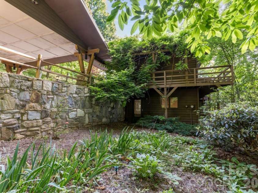 1126 Scenic Circle, Waynesville, NC 28786.  MLS# CAR4383487, YatesRealty ID 24069. 