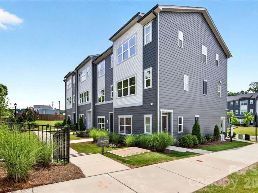 4032 Canvas Court, Charlotte, NC 28205.  MLS# CAR4384752, YatesRealty ID 24070. End unit townhome | Low maintenance 