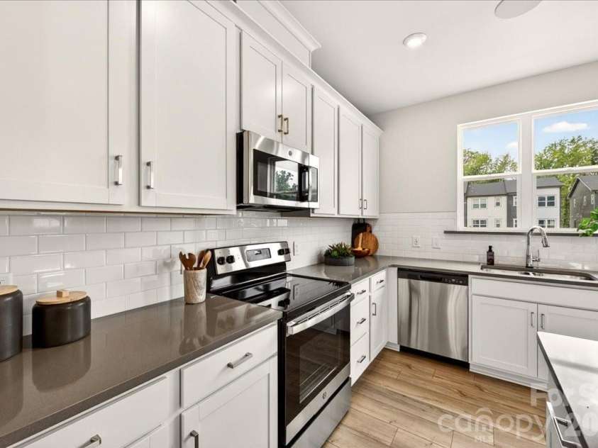 4032 Canvas Court, Charlotte, NC 28205.  MLS# CAR4384752, YatesRealty ID 24070.  Grey quartz countertops