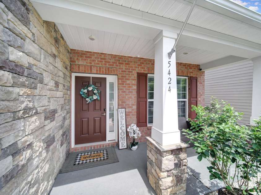 5424 Tilley Manor Drive, Matthews, NC 28105.  MLS# CAR4267826, YatesRealty ID 24071. 
