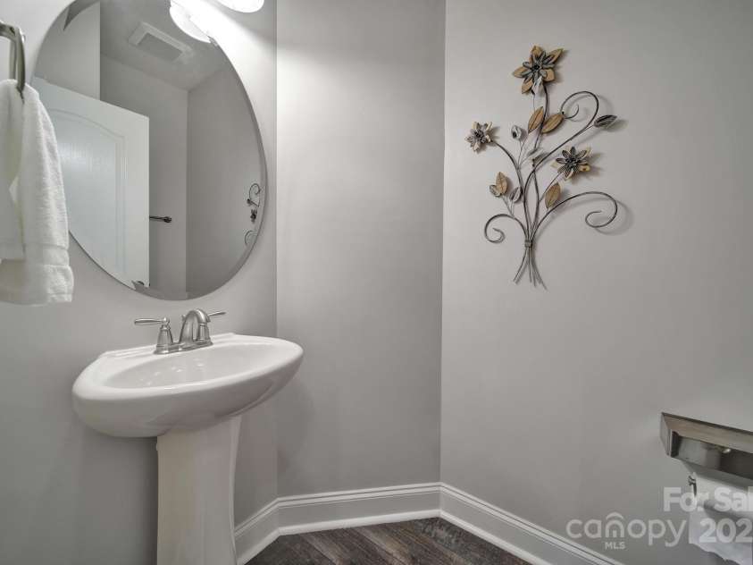 5424 Tilley Manor Drive, Matthews, NC 28105.  MLS# CAR4267826, YatesRealty ID 24071. 