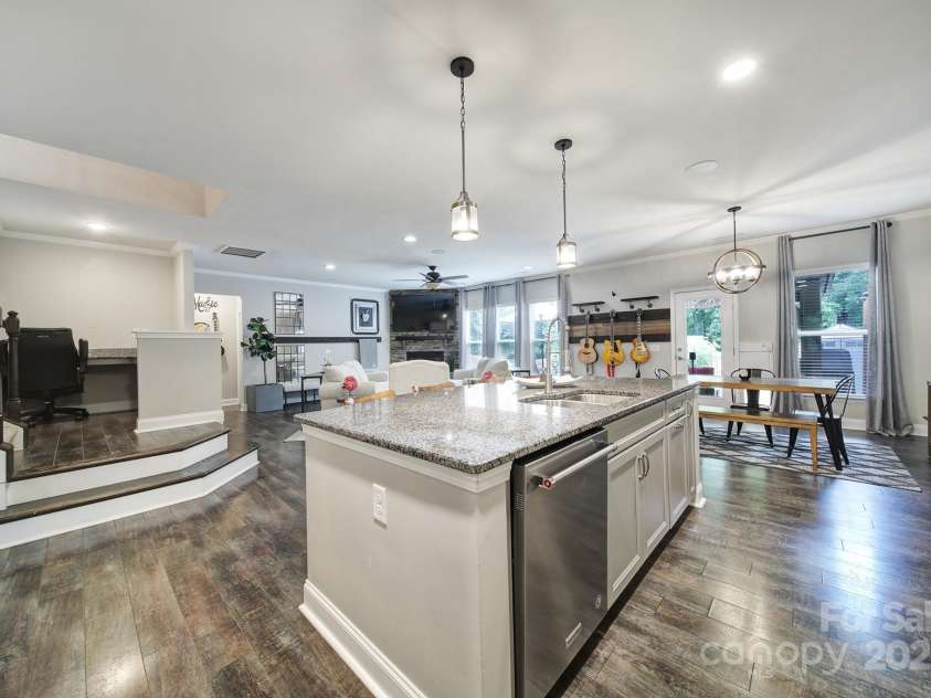 5424 Tilley Manor Drive, Matthews, NC 28105.  MLS# CAR4267826, YatesRealty ID 24071. 