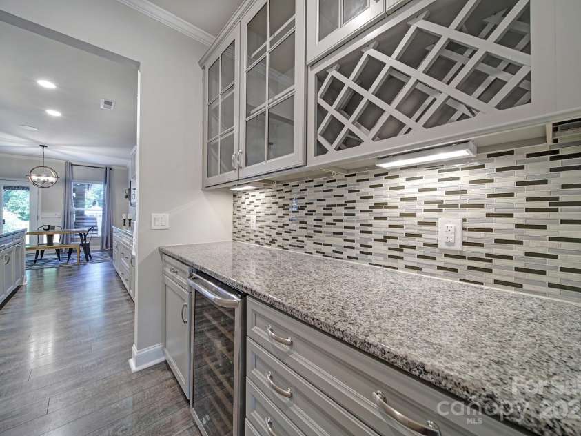 5424 Tilley Manor Drive, Matthews, NC 28105.  MLS# CAR4267826, YatesRealty ID 24071. 