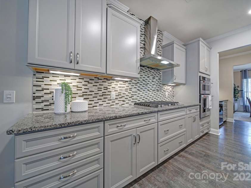 5424 Tilley Manor Drive, Matthews, NC 28105.  MLS# CAR4267826, YatesRealty ID 24071. 