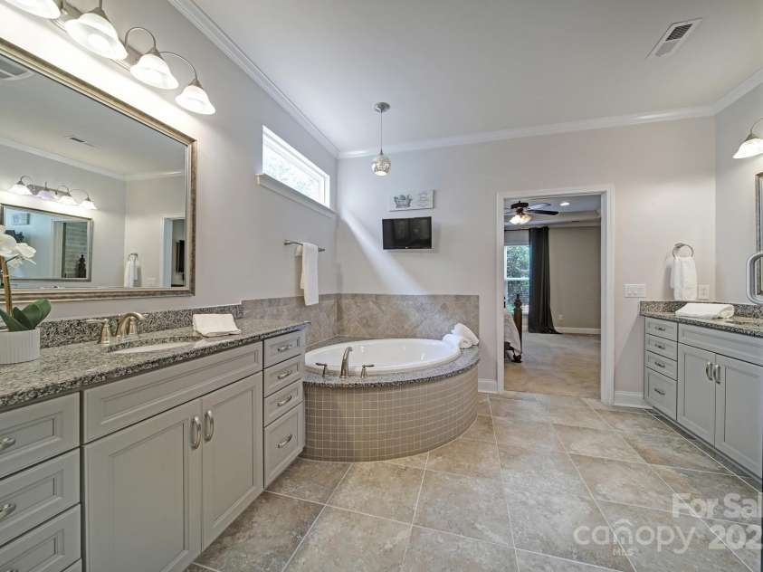 5424 Tilley Manor Drive, Matthews, NC 28105.  MLS# CAR4267826, YatesRealty ID 24071. 