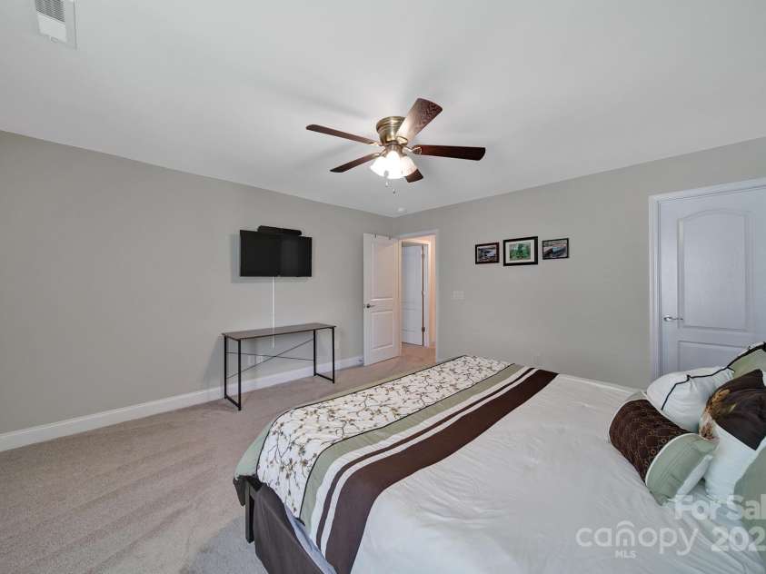 5424 Tilley Manor Drive, Matthews, NC 28105.  MLS# CAR4267826, YatesRealty ID 24071. 